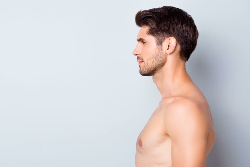 Mann mit nacktem Oberkörper im Profil